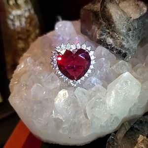 ❤Perfect Valentines Day Treat! Absolutely Gorgeous Ruby & Diamond Heart Ring❤